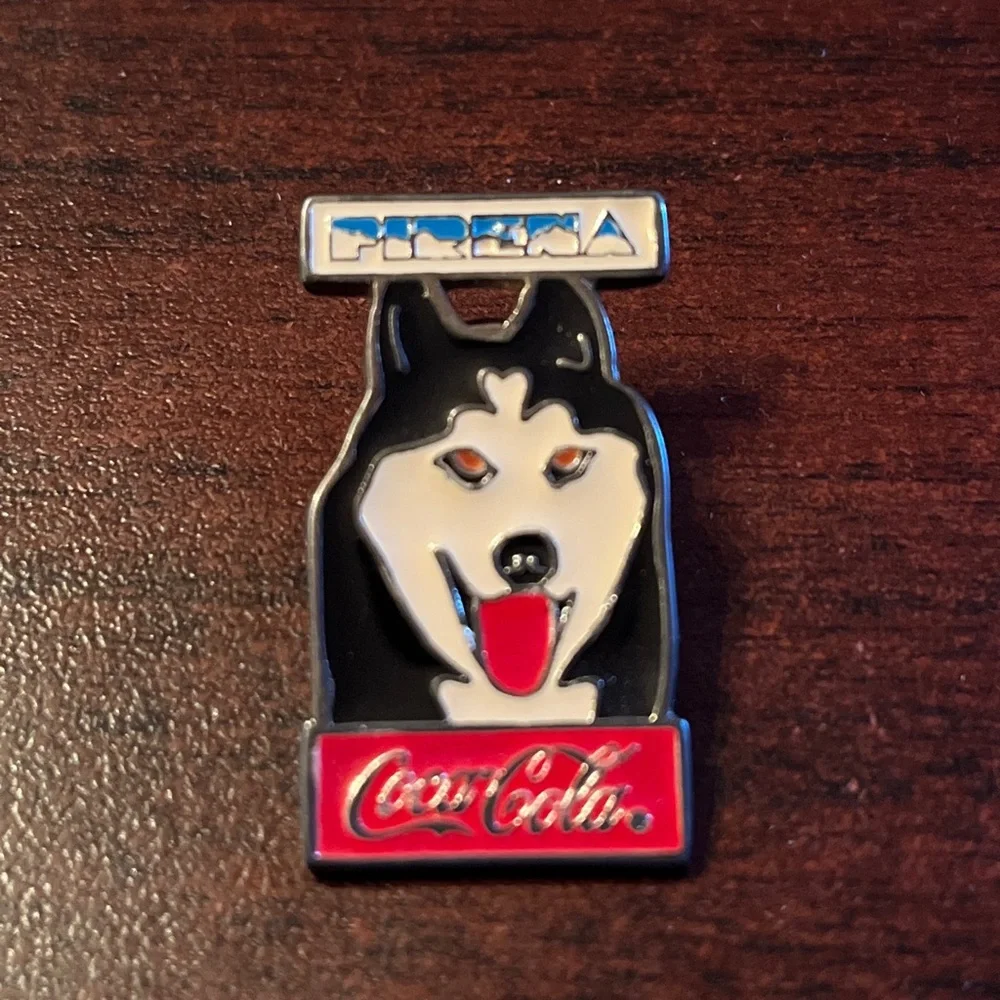 Vintage Coca-Cola Pirena Competitive Mushing Event Siberian‎ Husky Lapel Pin